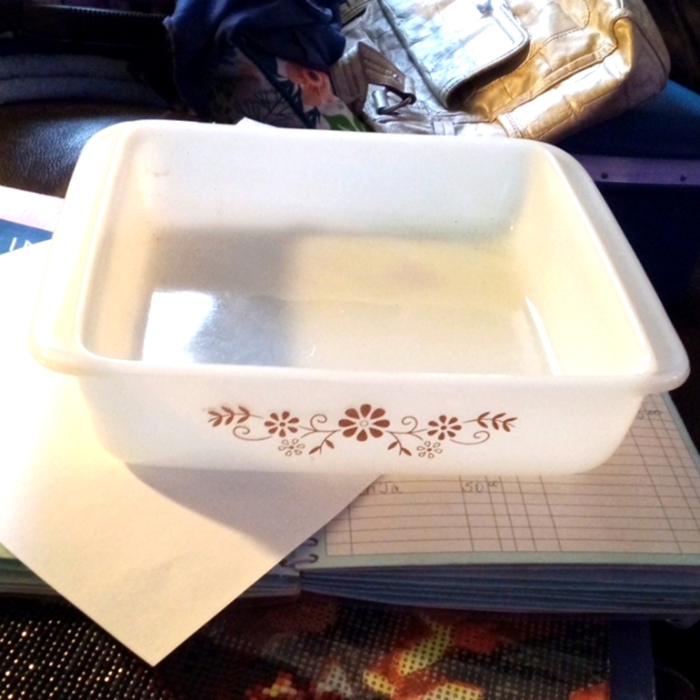 I'm selling a dynaware casserole dish